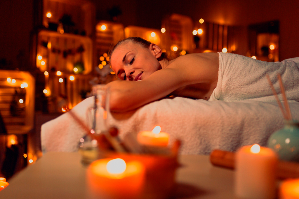 mujer-velas-aromaticas-spa-masajes-mandalay-carta mujer-velas-aromaticas-spa-masajes-mandalay-carta